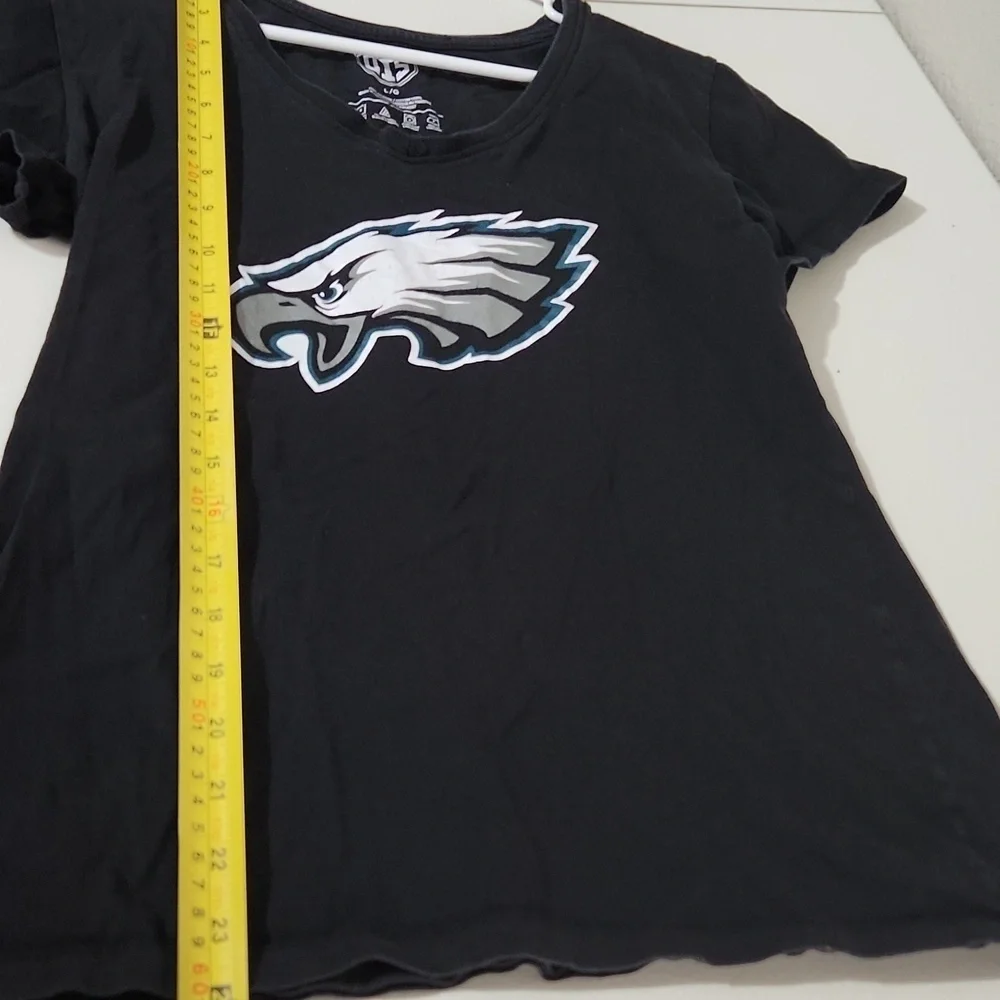 Philadelphia Eagles Shirt size L has cracks in graphics Faded black Flaw